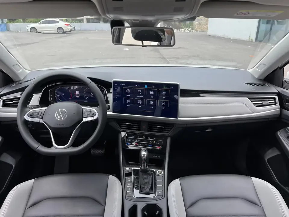 Volkswagen Bora Bora 2023 300TSI DSG Premium Edition 2023 — thumbnail 3