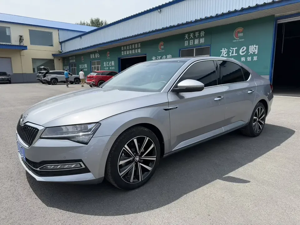 Skoda Superb Speedy 2025 TSI280 DSG Premium Edition 2024 — photo 1, buy with delivery to Moscow