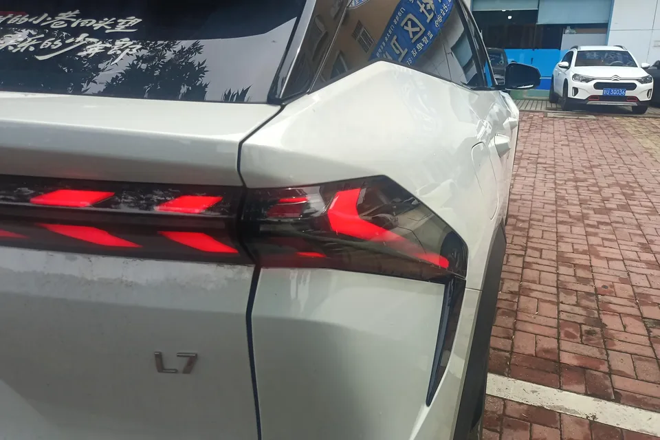 Geely Galaxy L7 Galaxy L7 2024 1.5T DHT 115km PLUS Longteng Edition 2024 — thumbnail 2