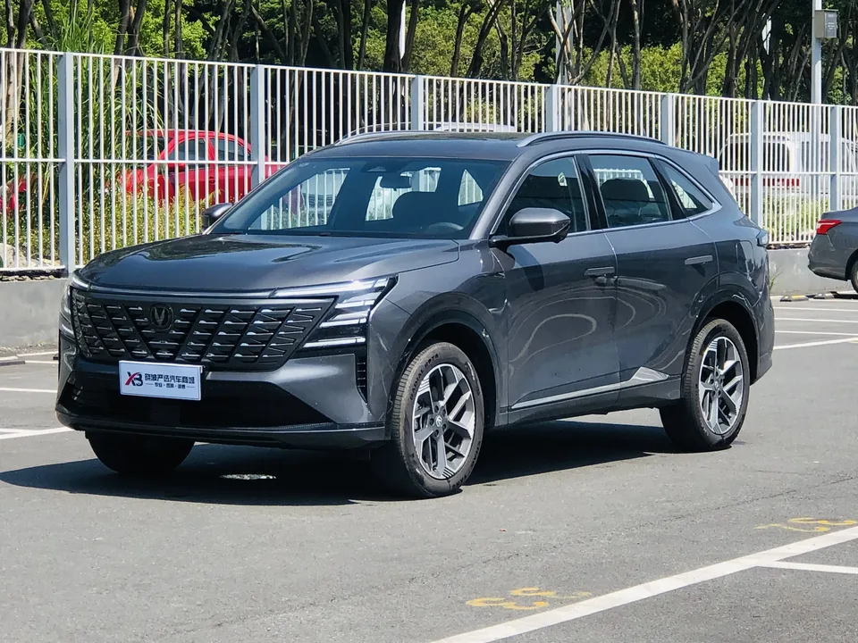 Changan CS75PLUS Changan CS75 PLUS 2025 The fourth generation 1.5T New Blue Whale Smart Premium 2026 — photo 1, buy with delivery to Moscow