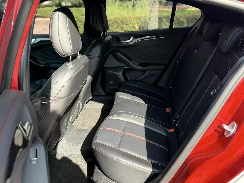 Ford Focus fox 2022 Hatchback EcoBoost 180 Automatic ST Line 2023 — thumbnail 3