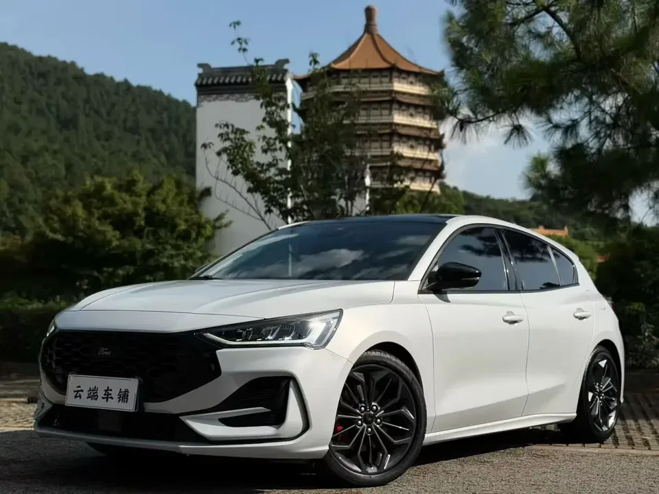 Ford Focus fox 2022 Hatchback EcoBoost 180 Automatic ST Line 2023 — photo 1, buy with delivery to Moscow