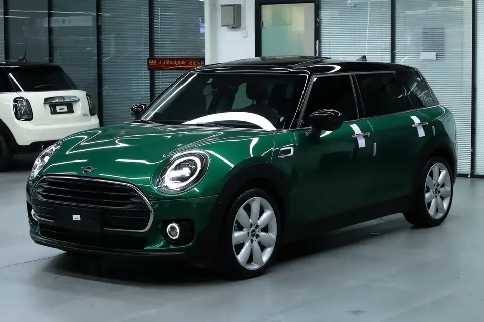 MINI Clubman MINI CLUBMAN 2023 Modified 1.5T COOPER Connoisseur 2023 — photo 1, buy with delivery to Moscow