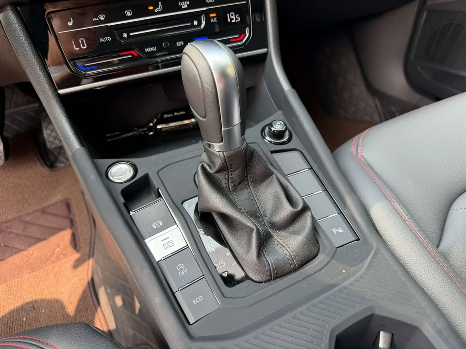 Volkswagen Lavida Lavida 2024 300TSI DSG Starry Sky Leading Edition 2025 — миниатюра 3
