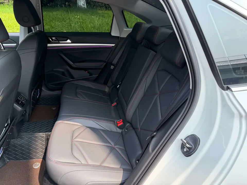 Volkswagen Lavida Lavida 2024 300TSI DSG Starry Sky Leading Edition 2025 — миниатюра 4