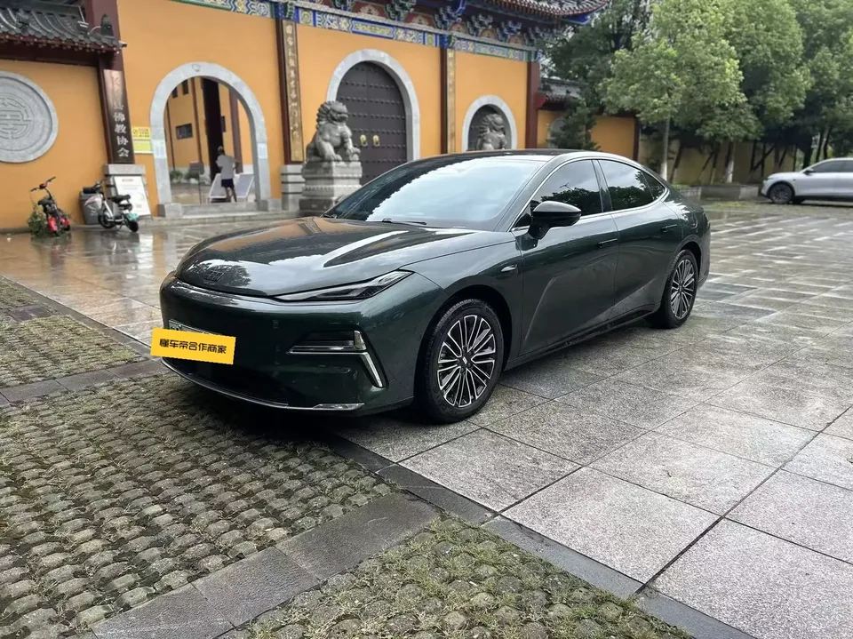 Geely Galaxy Star 8 PHEV Galaxy Star 8 PHEV 2025 130km EM-i Premium Edition 2025 — photo 1, buy with delivery to Moscow