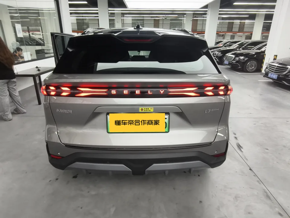 Geely Galaxy L7 Galaxy L7 2025 1.5L EM-i 115km Explorer Edition 2025 — thumbnail 2