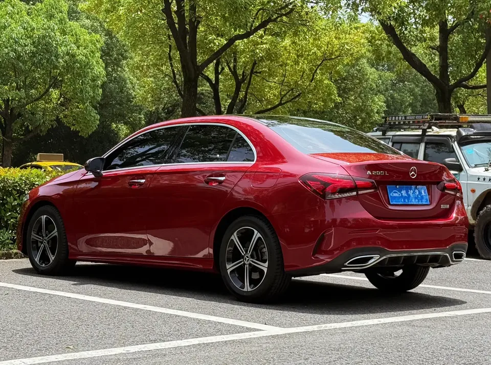 Mercedes-Benz Mercedes Benz A Class second facelift A 200 L sports sedan fashion version 2023 — миниатюра 2