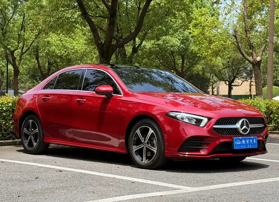 Mercedes-Benz Mercedes Benz A Class second facelift A 200 L sports sedan fashion version 2023 — миниатюра 3