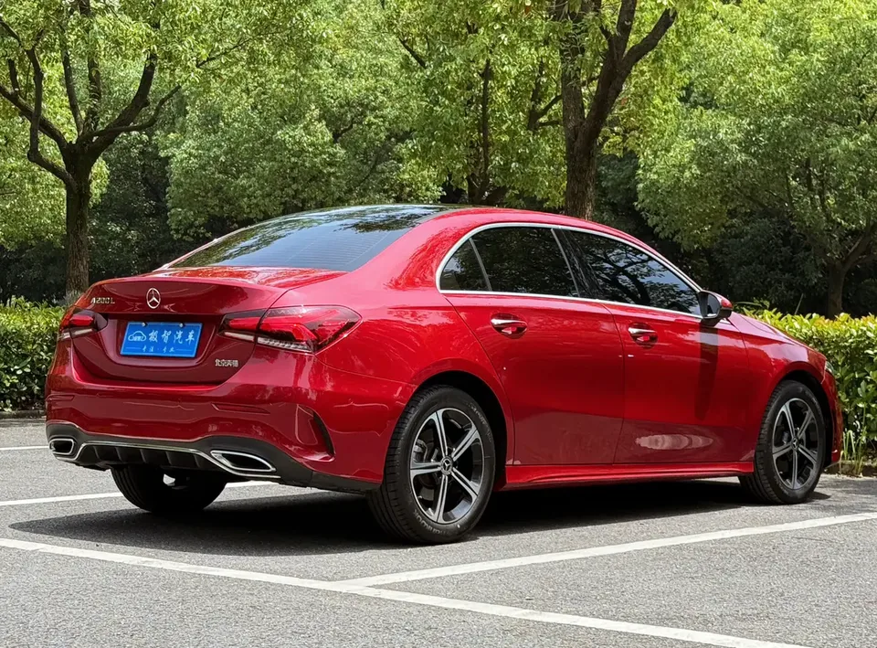 Mercedes-Benz Mercedes Benz A Class second facelift A 200 L sports sedan fashion version 2023 — миниатюра 4