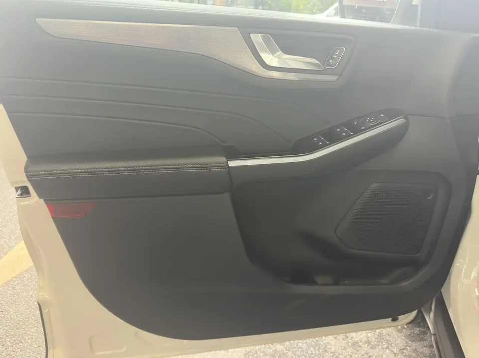 Ford Escape EcoBoost 245 2WD Premium Edition 2022 — миниатюра 5
