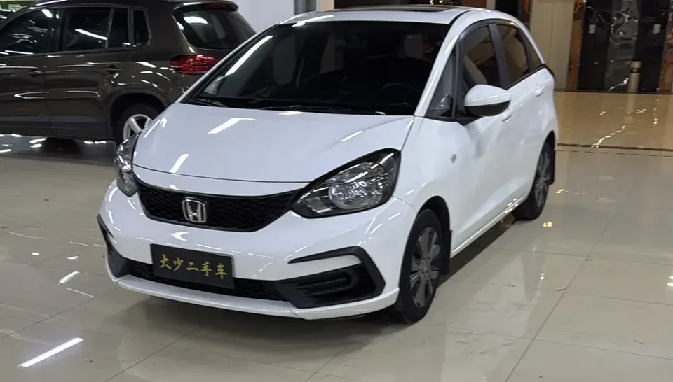 Honda FIT Fit 2022 1.5L CVT Trendy Sunroof Edition 2023 — фото 1, купить с доставкой в Москву