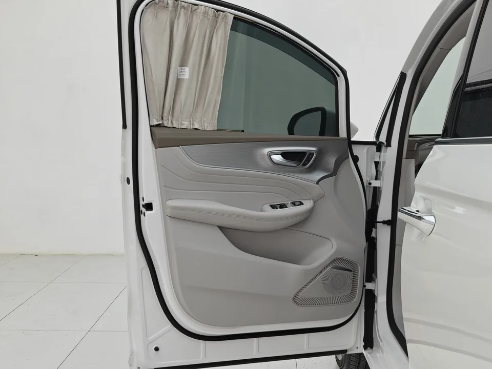 Roewe iMAX8 DMH 1.5T Land Rover Premium Edition 2025 — миниатюра 4
