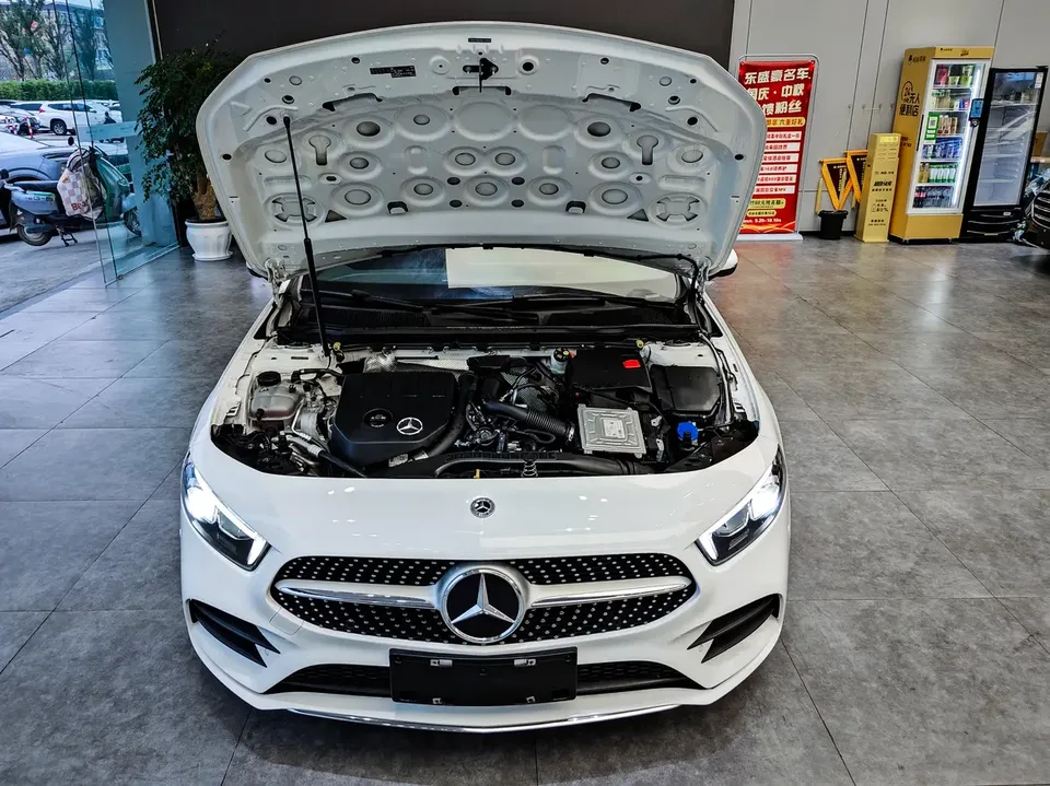 Mercedes-Benz Mercedes Benz A Class second facelift A 200 L sports sedan fashion version 2022 — миниатюра 3