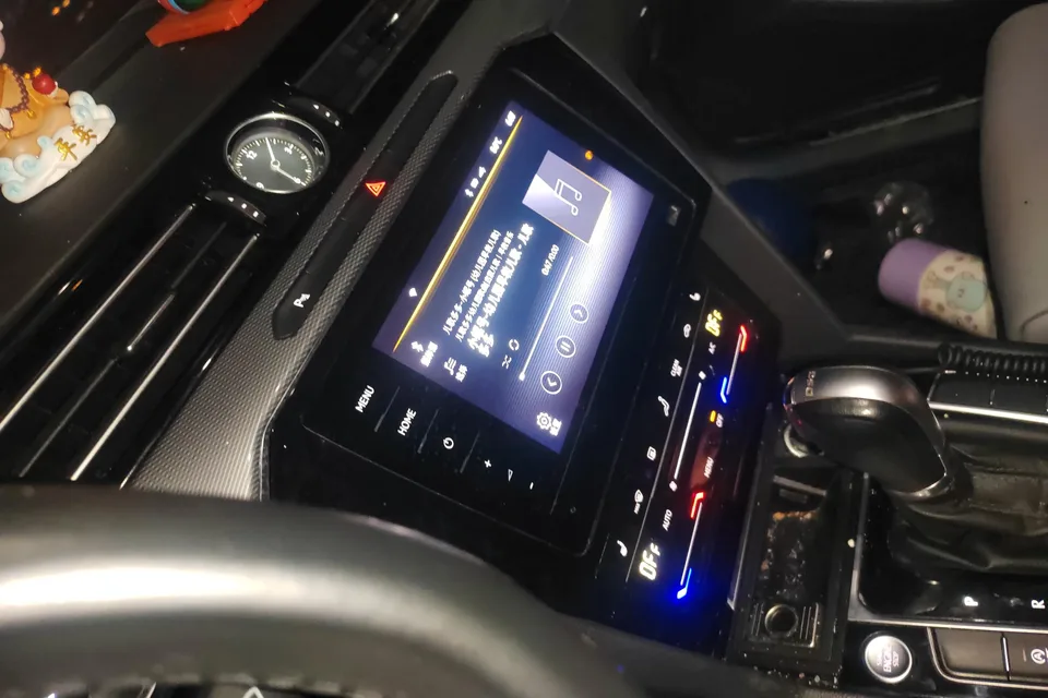 Volkswagen Magotan Magotan 2023 2 million commemorative edition 330TSI DSG leading model 2023 — миниатюра 4