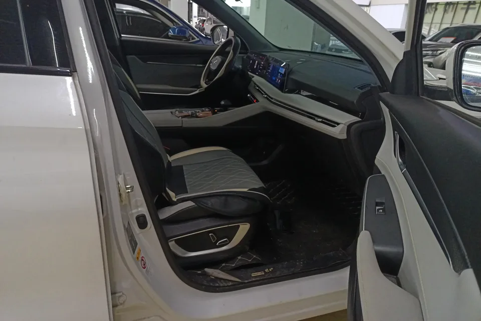 Changan CS75PLUS third generation 1.5T automatic premium model 2024 — миниатюра 3