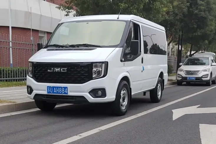 Jiangling Fushun 2.0T manual diesel short-axle low-roof commercial multi-purpose passenger car with 6 seats-double opening tailgate 2025 — фото 1, купить с доставкой в Москву