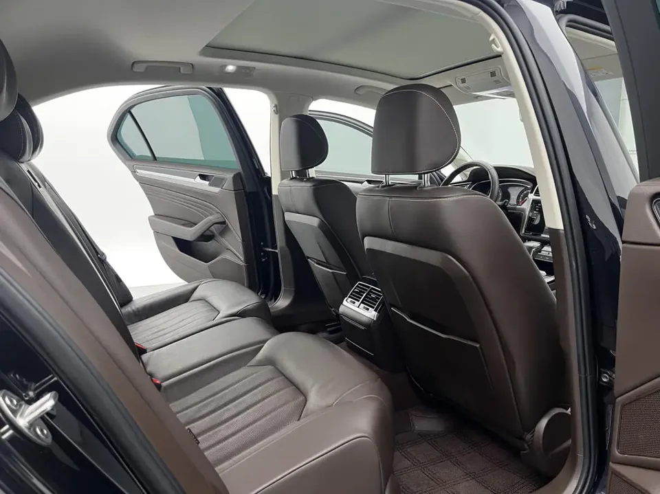 Volkswagen Hui Ang Hui Ang 2021 380TSI Deluxe 2022 — thumbnail 5