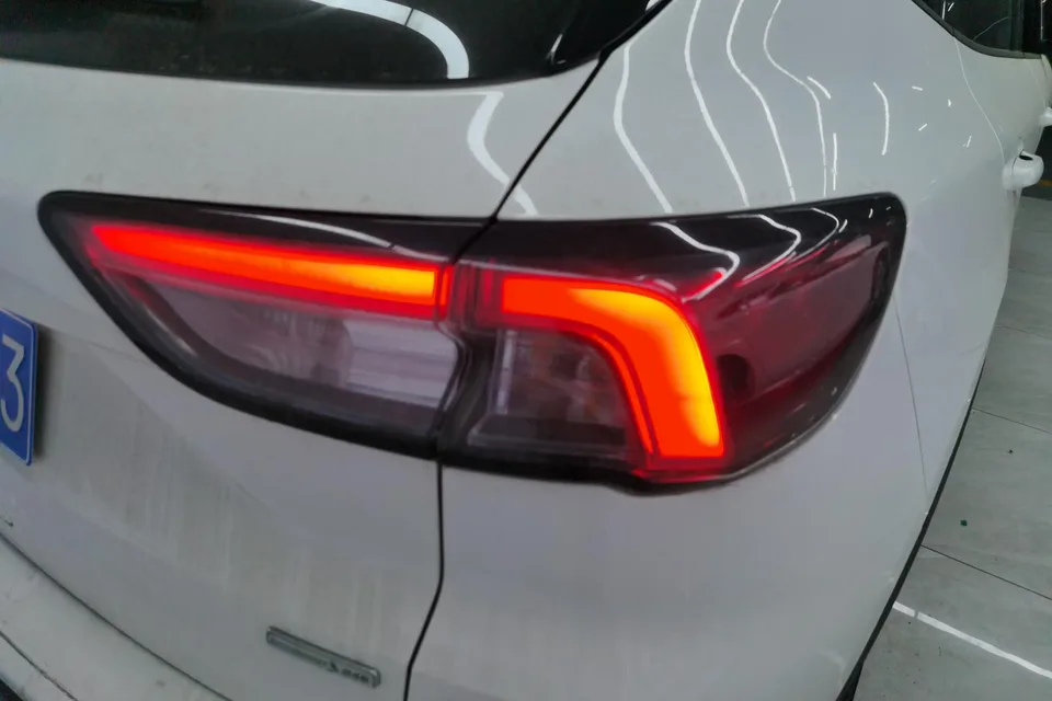Ford Escape EcoBoost 245 2WD Leisure Edition 2023 — миниатюра 2