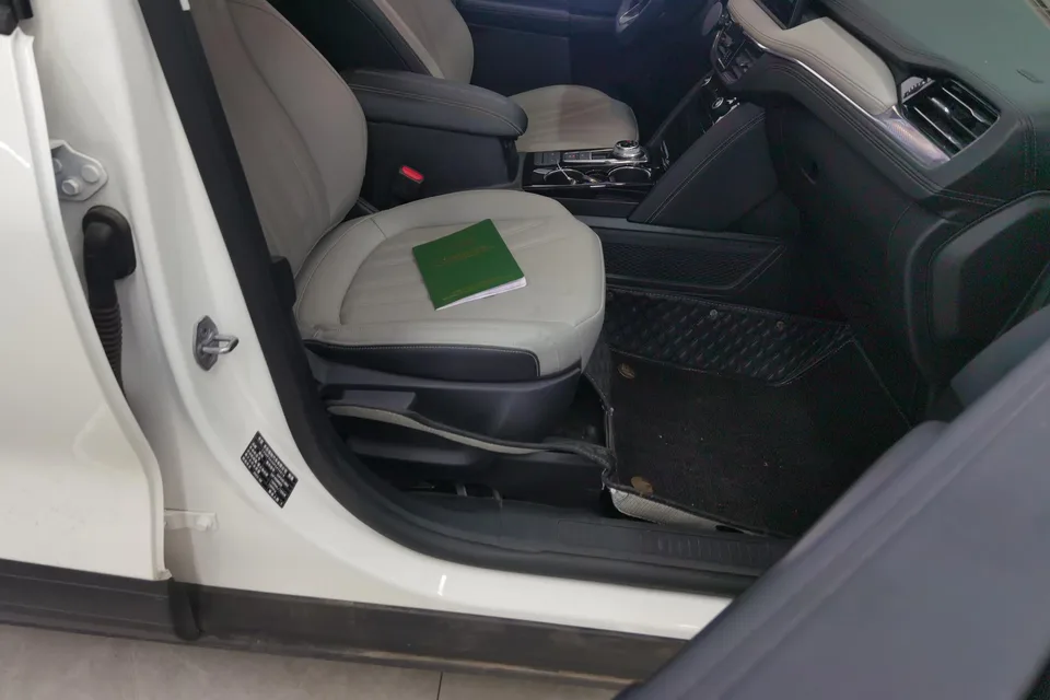 Ford Escape EcoBoost 245 2WD Leisure Edition 2023 — миниатюра 3