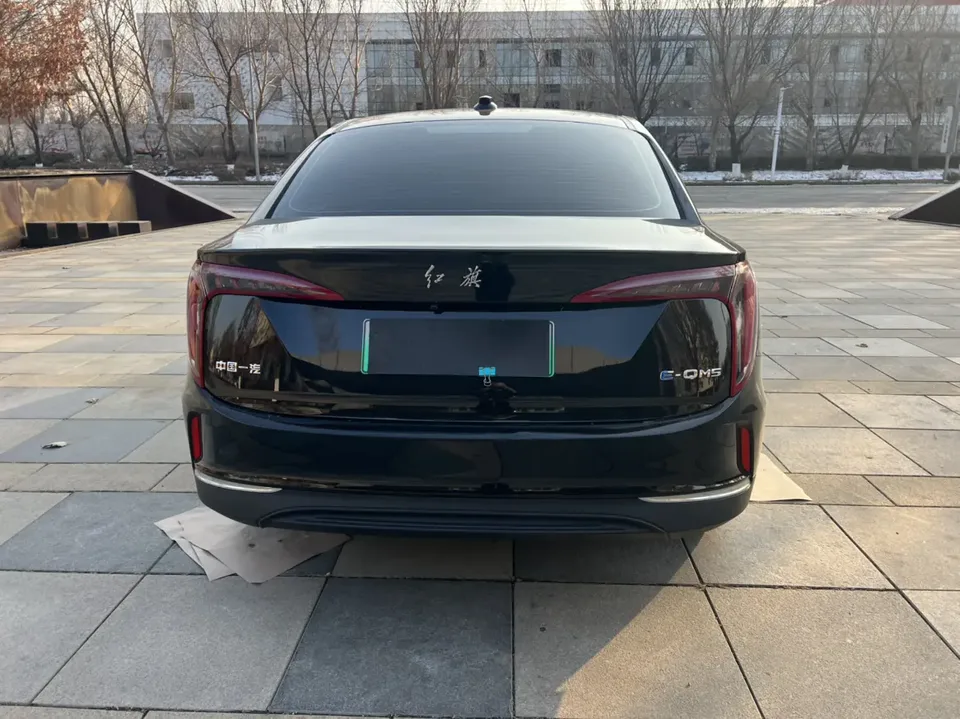 Hongqi E-QM5 charging 431km enjoyment version 5 seats 2023 — миниатюра 2