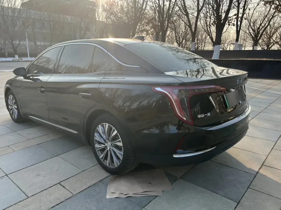Hongqi E-QM5 charging 431km enjoyment version 5 seats 2023 — миниатюра 4
