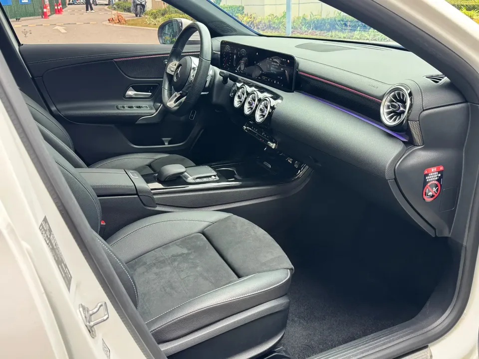 Mercedes-Benz Mercedes Benz A Class second facelift A 200 L sports sedan fashion version 2023 — миниатюра 5