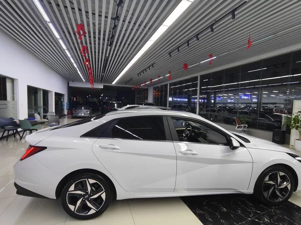 Hyundai Elantra 1.5L CVT LUX Premium Edition 2023 — миниатюра 2