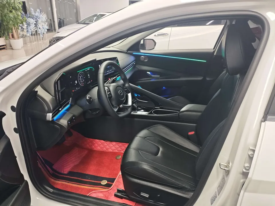 Hyundai Elantra 1.5L CVT LUX Premium Edition 2023 — миниатюра 3