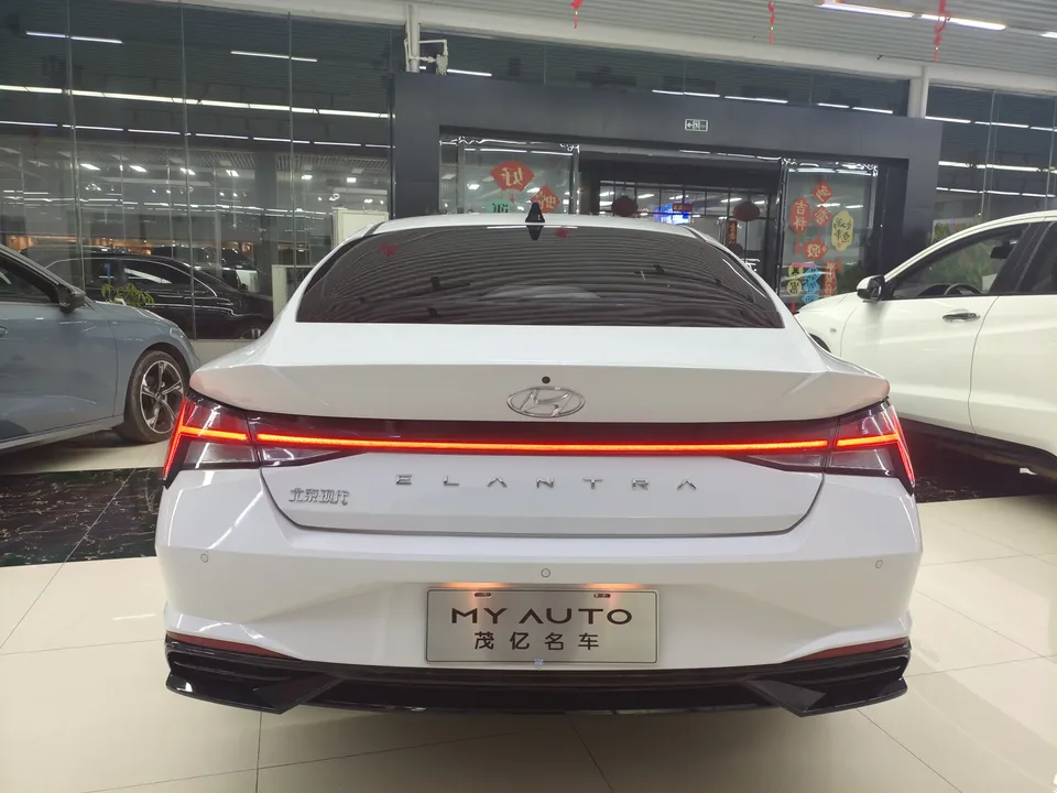 Hyundai Elantra 1.5L CVT LUX Premium Edition 2023 — миниатюра 4