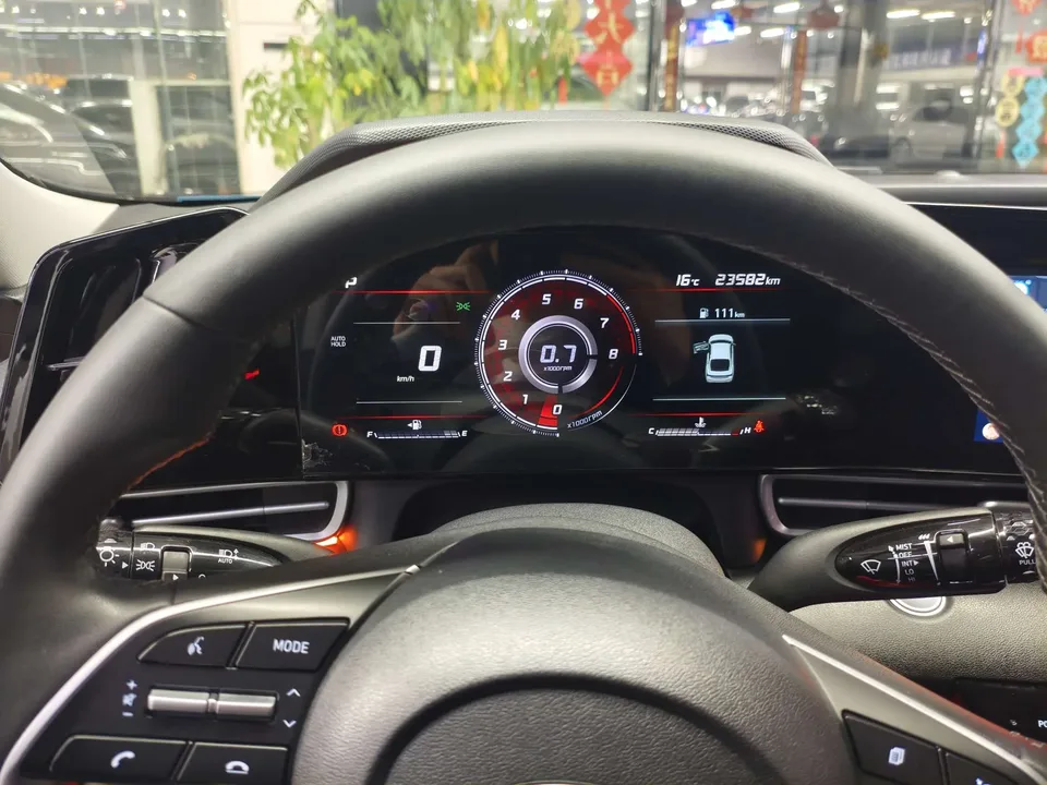 Hyundai Elantra 1.5L CVT LUX Premium Edition 2023 — миниатюра 5