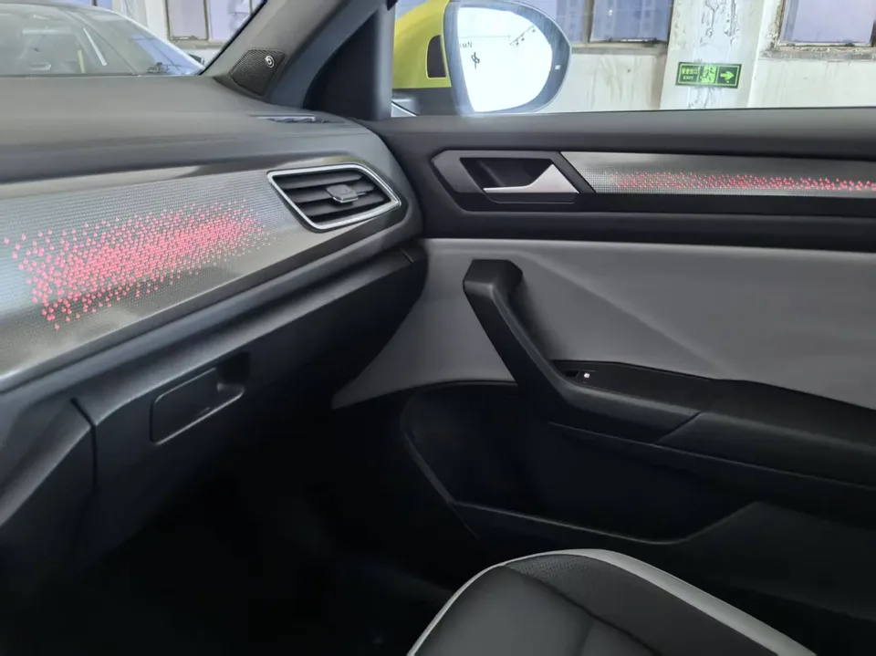 Volkswagen T-Roc 300TSI DSG Starlight Edition 2023 — миниатюра 4