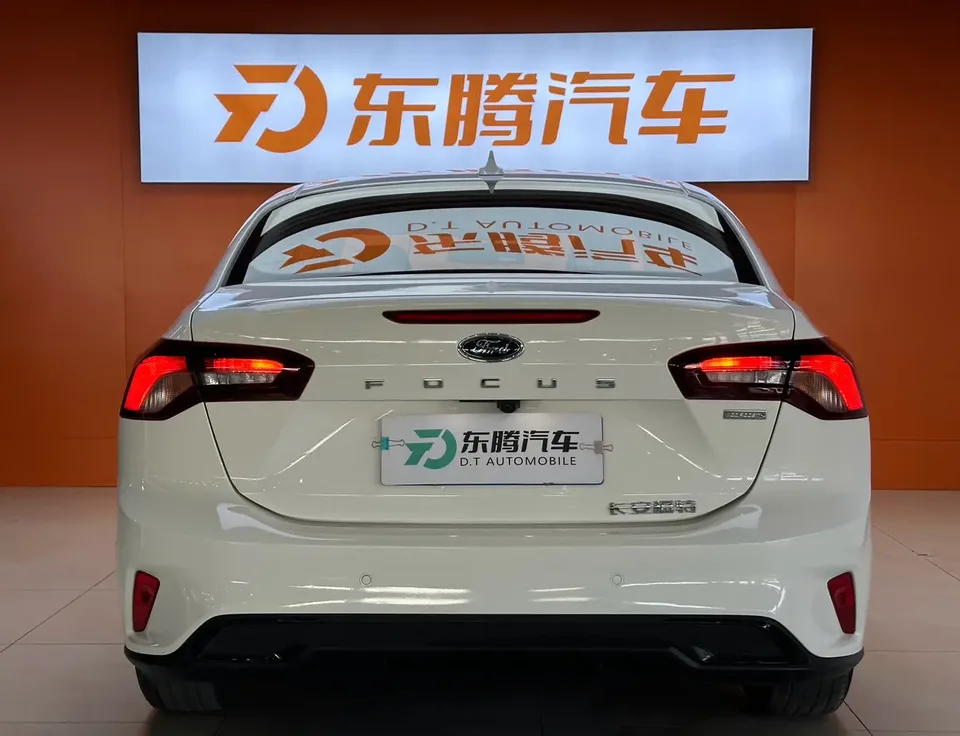 Ford Focus Sedan EcoBoost 180 Automatic Competition Edition 2023 — миниатюра 2