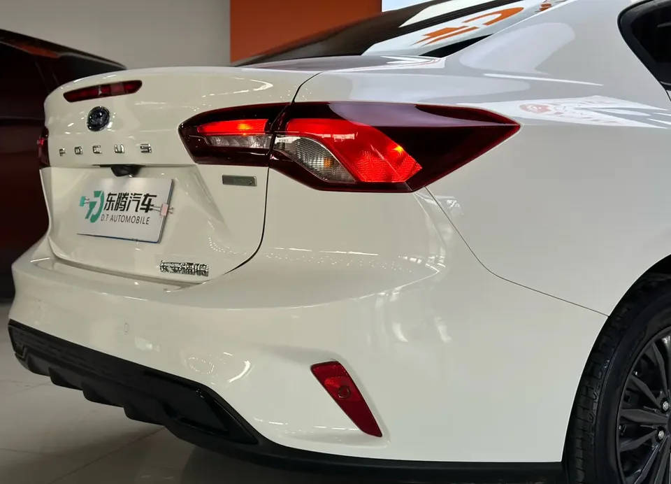 Ford Focus Sedan EcoBoost 180 Automatic Competition Edition 2023 — миниатюра 3