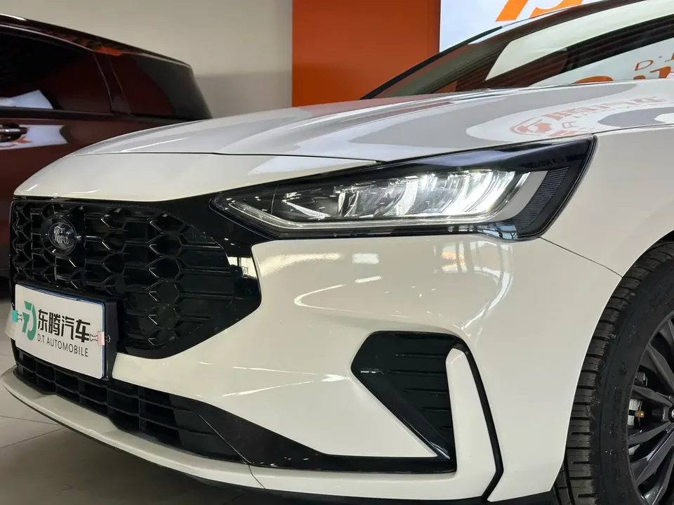 Ford Focus Sedan EcoBoost 180 Automatic Competition Edition 2023 — миниатюра 4