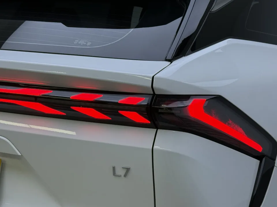 Geely Galaxy L7 1.5T DHT 115km PLUS 2023 — миниатюра 4
