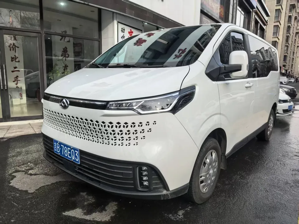 Datong Xintu V70 2.0T Diesel Automatic Elite Edition Short Axis Low Roof 5/6 Seats 150Ps 2024 — фото 1, купить с доставкой в Москву