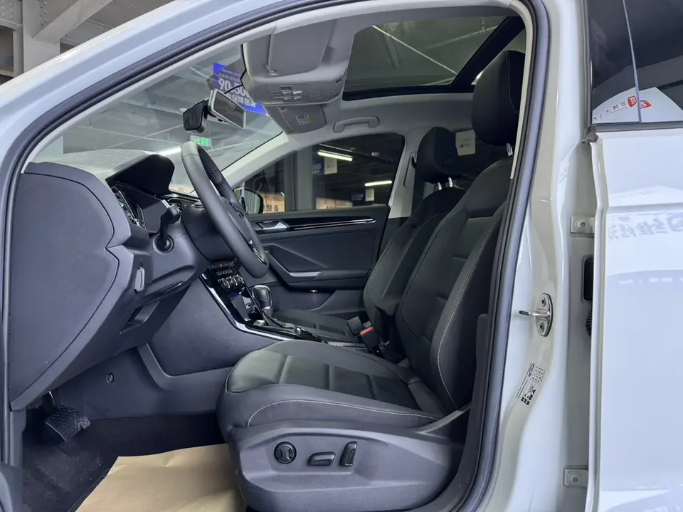 Volkswagen T-Roc Tange 280TSI DSG two-wheel drive comfort PLUS 2023 — миниатюра 5