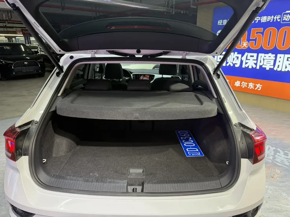 Volkswagen T-Roc 2021 Tange 280TSI DSG two-wheel drive luxury smart version 2022 — миниатюра 5