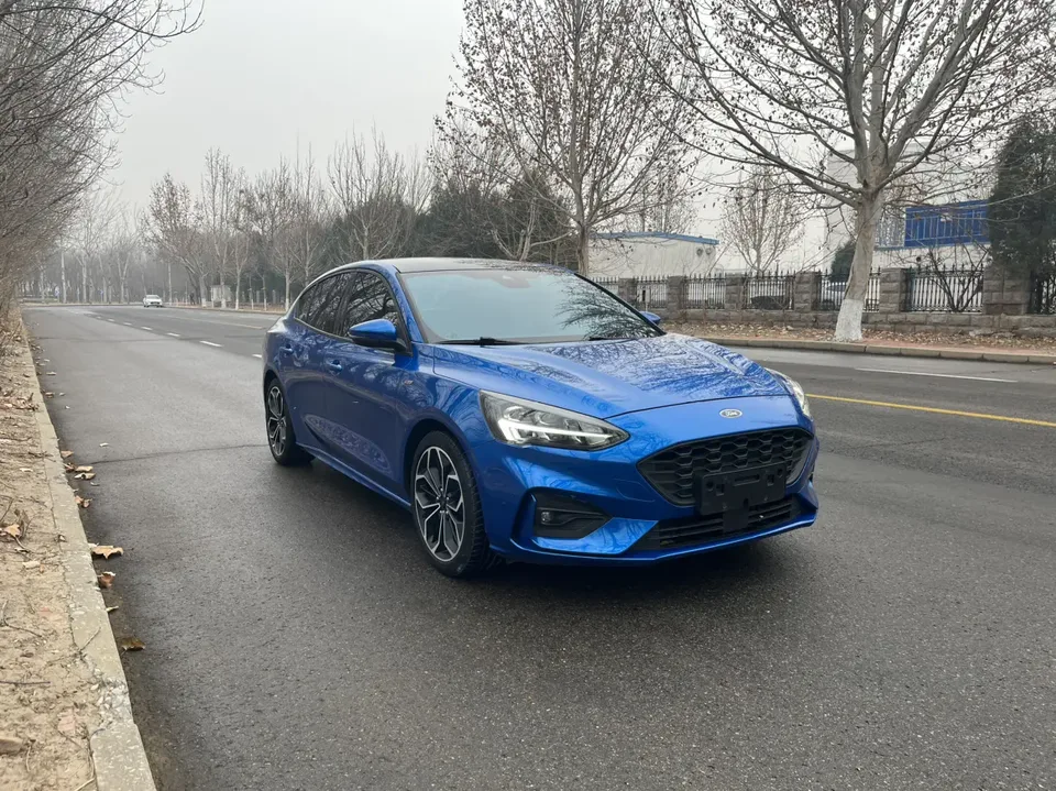Ford Focus Focus 2020 sedan EcoBoost 180 automatic ST Line 2023 — миниатюра 3