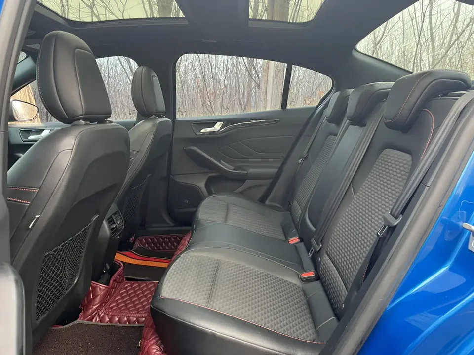 Ford Focus Focus 2020 sedan EcoBoost 180 automatic ST Line 2023 — миниатюра 4
