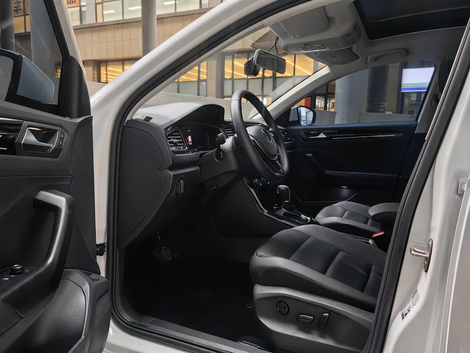 Volkswagen T-Roc Tange 280TSI DSG two-wheel drive comfort PLUS 2022 — миниатюра 4