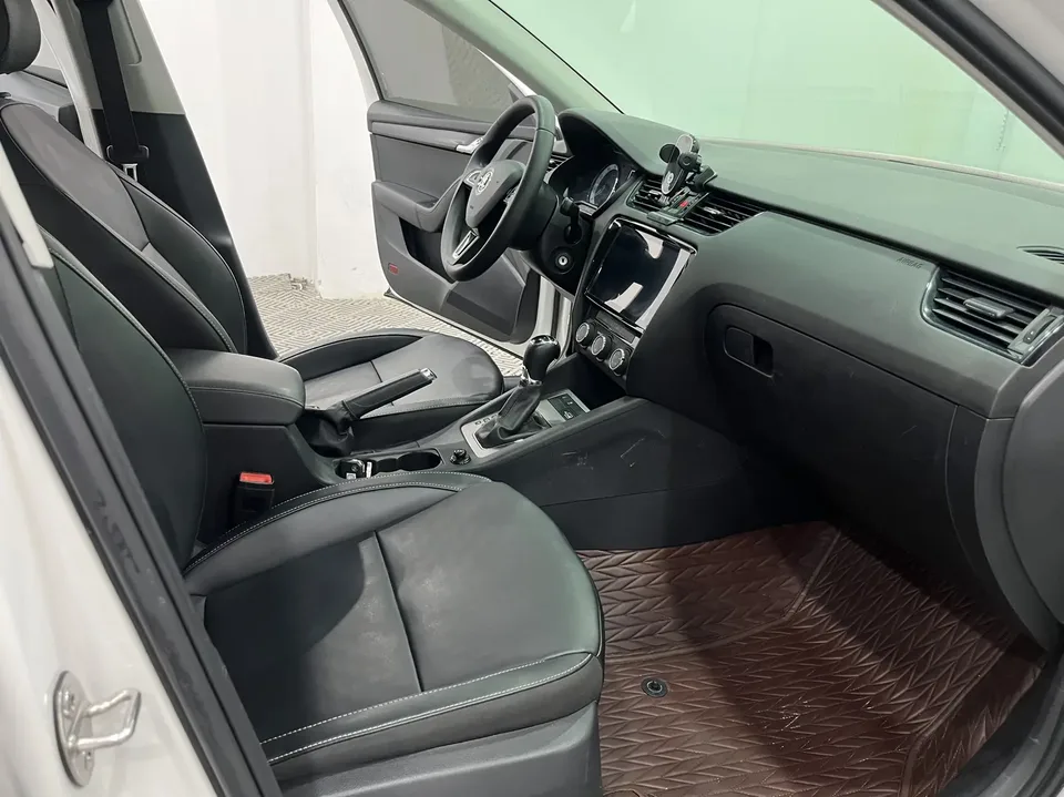 Skoda Octavia 1.5L automatic comfort version 2022 — миниатюра 2