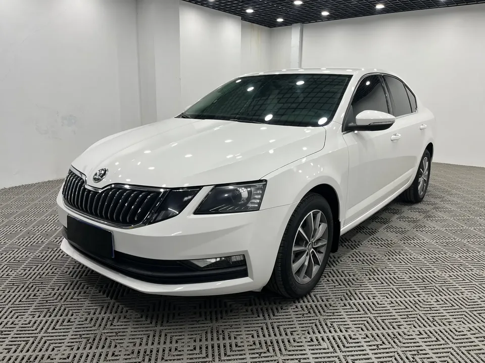 Skoda Octavia 1.5L automatic comfort version 2022 — фото 1, купить с доставкой в Москву