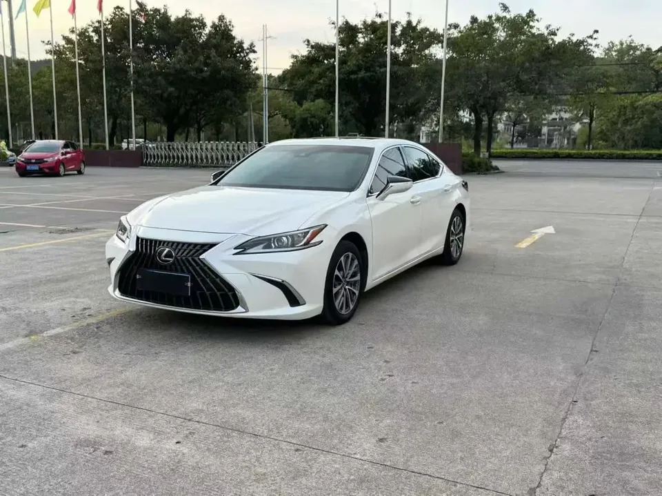 Lexus ES 2022