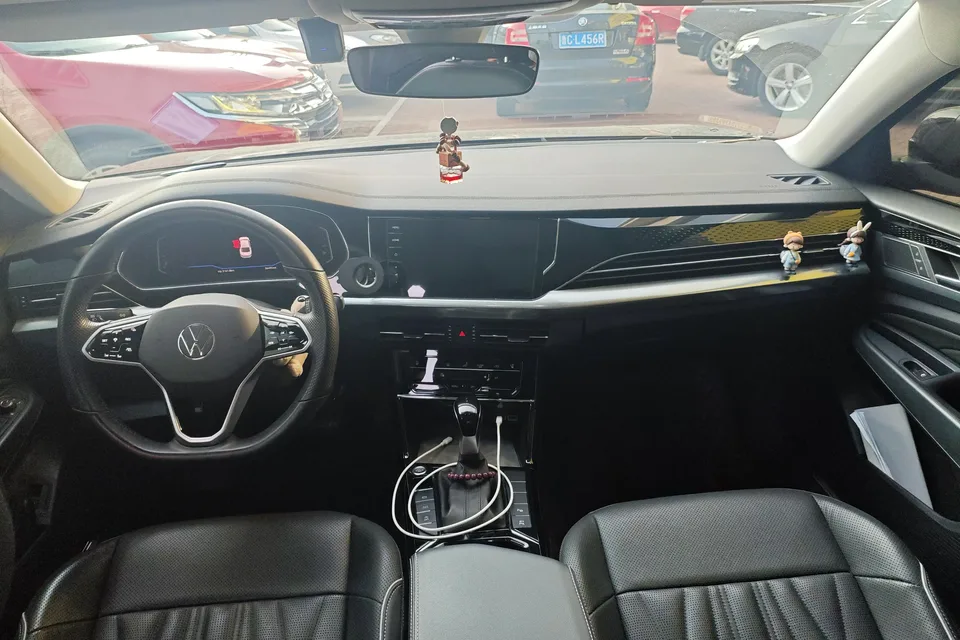 Volkswagen Passat facelift 330TSI Starry Sky Deluxe Edition 2023 — миниатюра 4