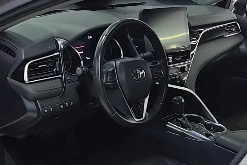 Toyota Camry 2.0G Deluxe Edition 2023 — миниатюра 2