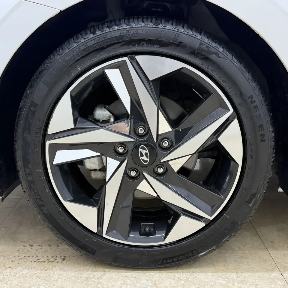 Hyundai Elantra 1.5L CVT LUX Premium Edition 2022 — миниатюра 3