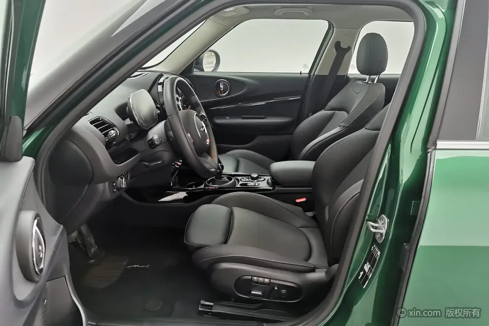 MINI Clubman MINI CLUBMAN 2023 1.5T COOPER Classic 2023 — миниатюра 4