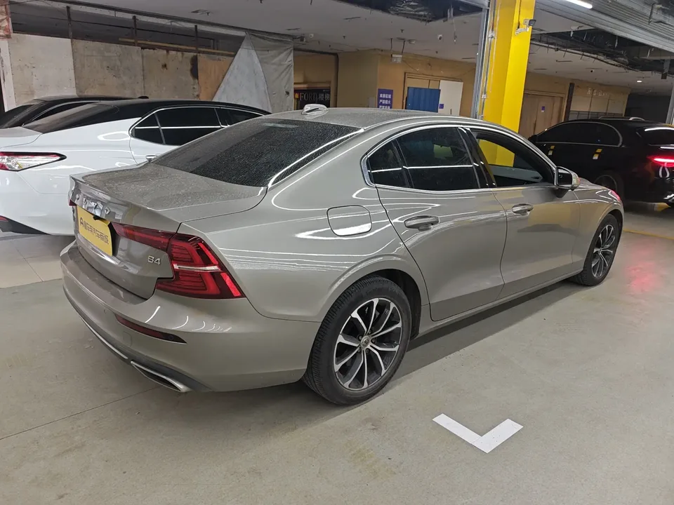 Volvo S60 Volvo S60 2022 B4 Zhiyi Luxury Edition 2022 — миниатюра 4